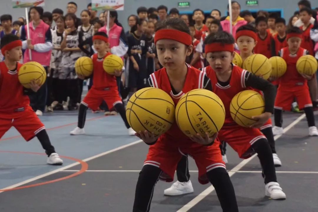 市青少年体育俱乐部篮球赛人气高,篮球少年在运动中成长
