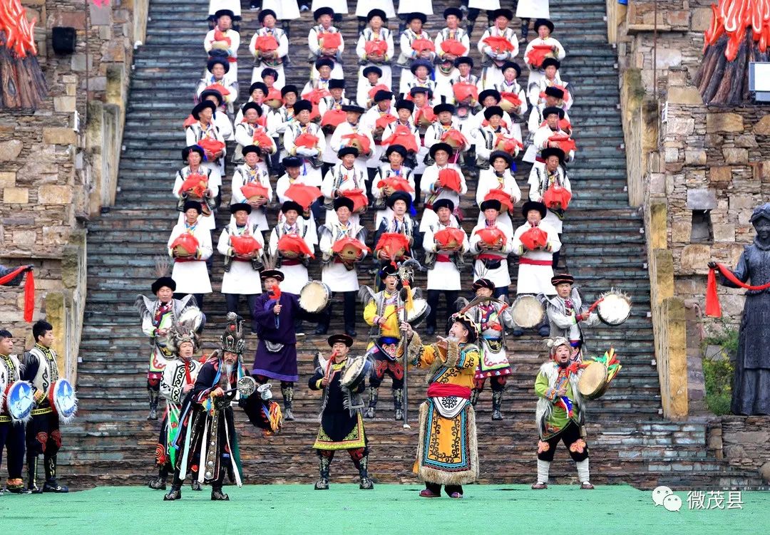 羌族歌手何清花领唱情景表演《天愿》金秋十一月,羌山欢颜,释比开坛祭