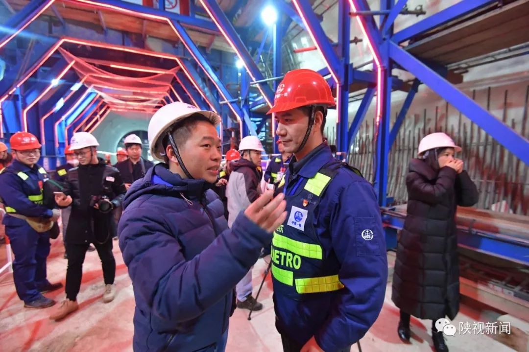 两会 记者 翟羽佳 会场采访改革开放四十年大型系列报道 记者 董少波