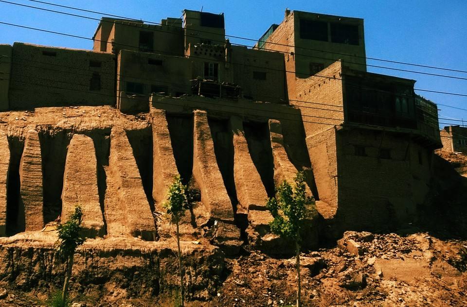 新疆這個地方將房子建懸崖上，巷子多如迷宮，有個謎團讓網友不解 旅行 第3張