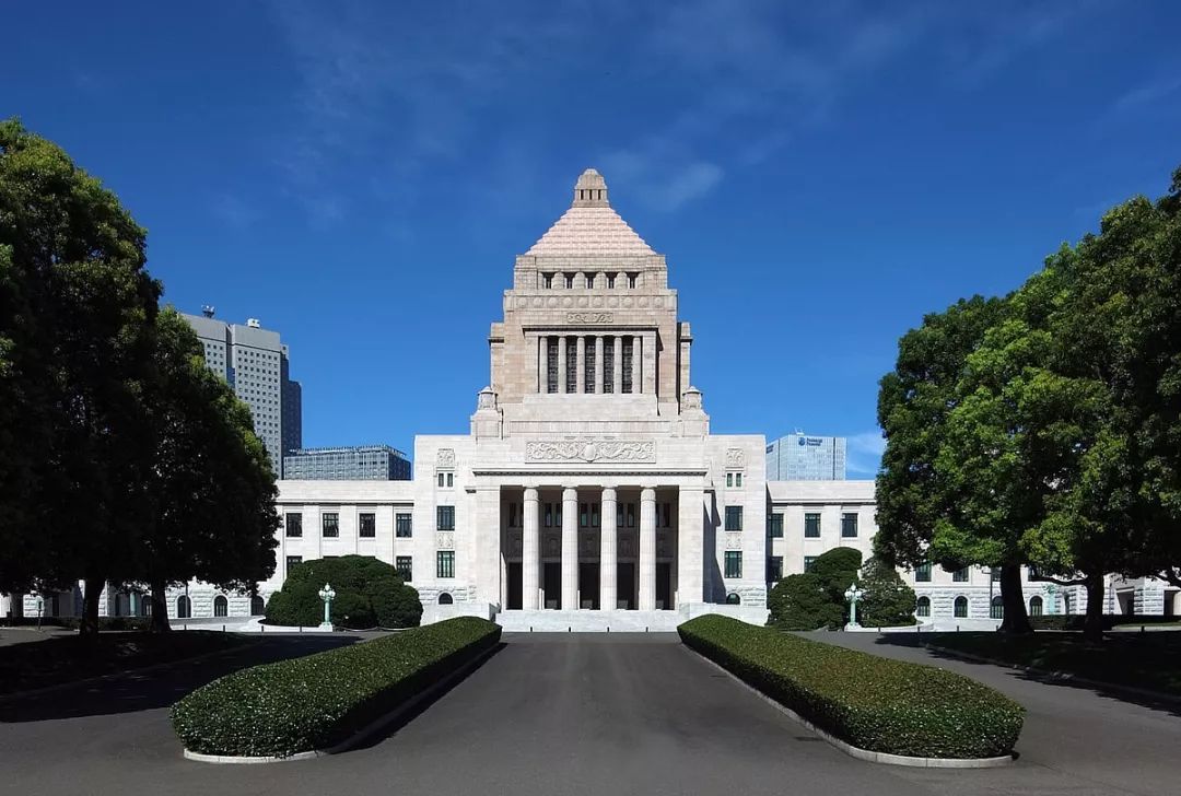 而且,东京不仅有自己独特的传统文化, 国会大厦是日本国会所在地