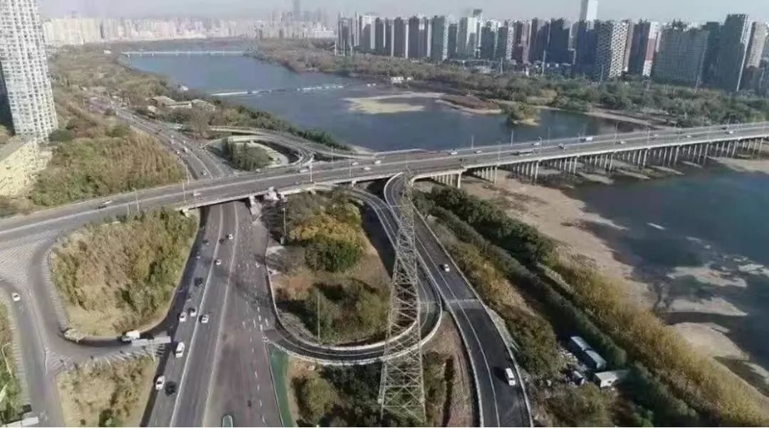 在胜利大街和兴岛路交叉口 与北侧跨长白西路高架桥相连接 看来 胜利