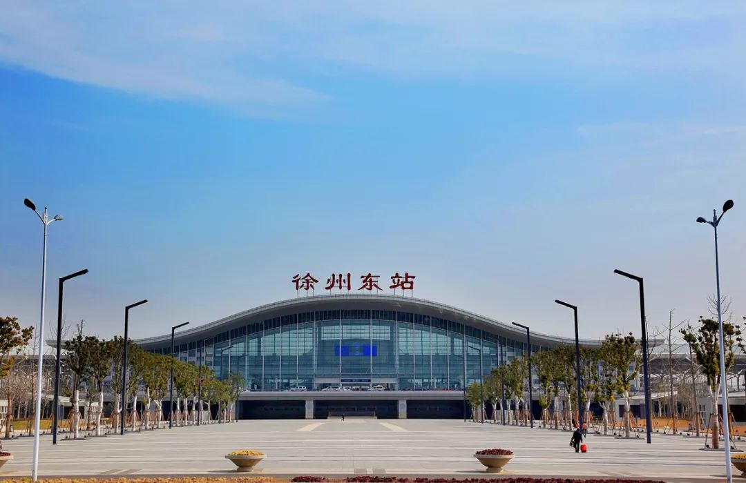 上海铁路局说,徐宿淮盐铁路徐州段预计12月份正式铺轨,5座客运车站也