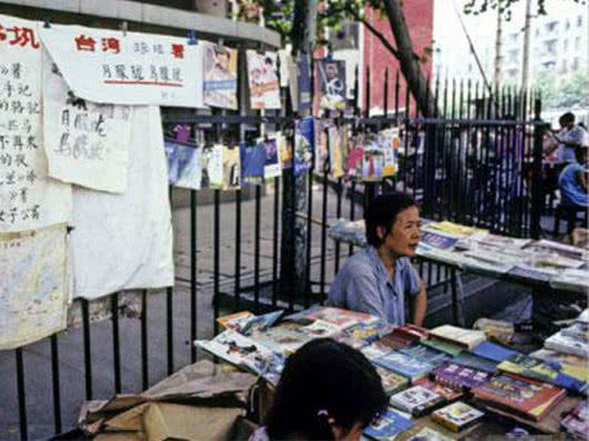 80年代老照片:夜市小食档,大街上的书摊