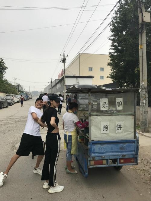 楊穎拍戲，路邊攤買煎餅當早餐，新戲在青島鄉村拍攝，生活條件差 娛樂 第4張