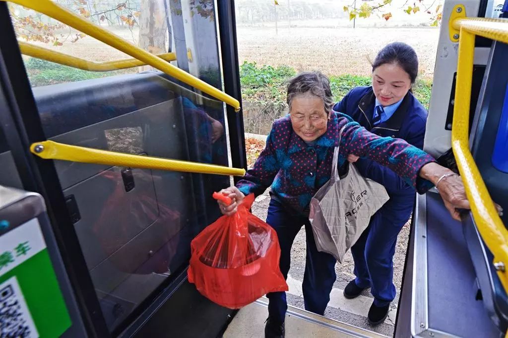 周正荣搀扶老人上车