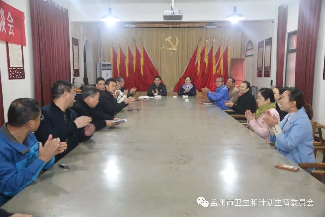 支部和卫生监督所支部组织党员干部,在支部书记,副主任张优丽的带队下