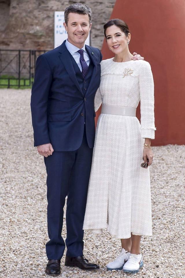 丹麥王儲妃瑪麗太接地氣了，一身白色禮服裙卻配雙運動鞋，太實用 時尚 第4張