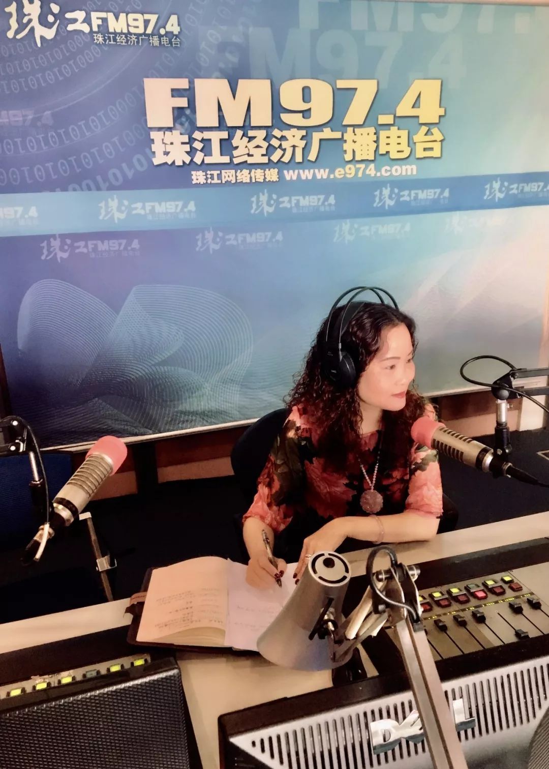 全国金话筒,珠江经济台主持人黄缨正在《黄缨热线》节目直播中