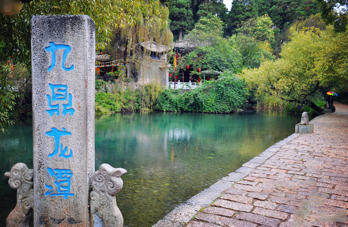 这道风景叫做"龙门望月"之景 九鼎龙潭 九鼎龙潭又称龙泉 是束河古镇