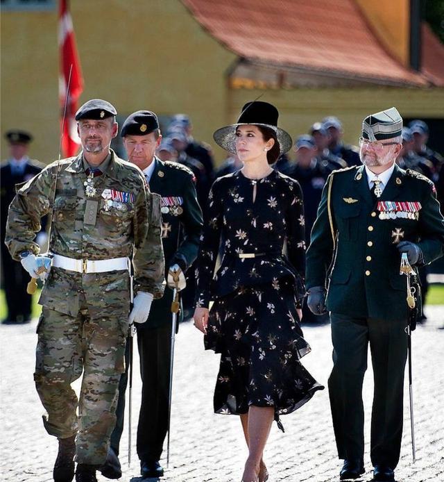 丹麥王儲妃瑪麗太接地氣了，一身白色禮服裙卻配雙運動鞋，太實用 時尚 第1張