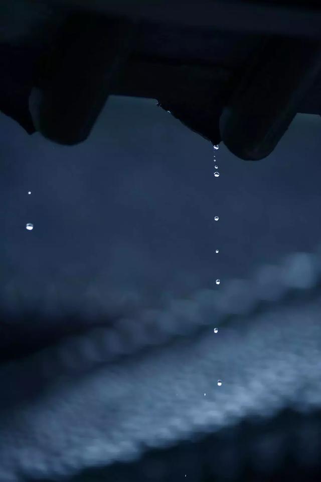 秋夜,有雨敲窗.