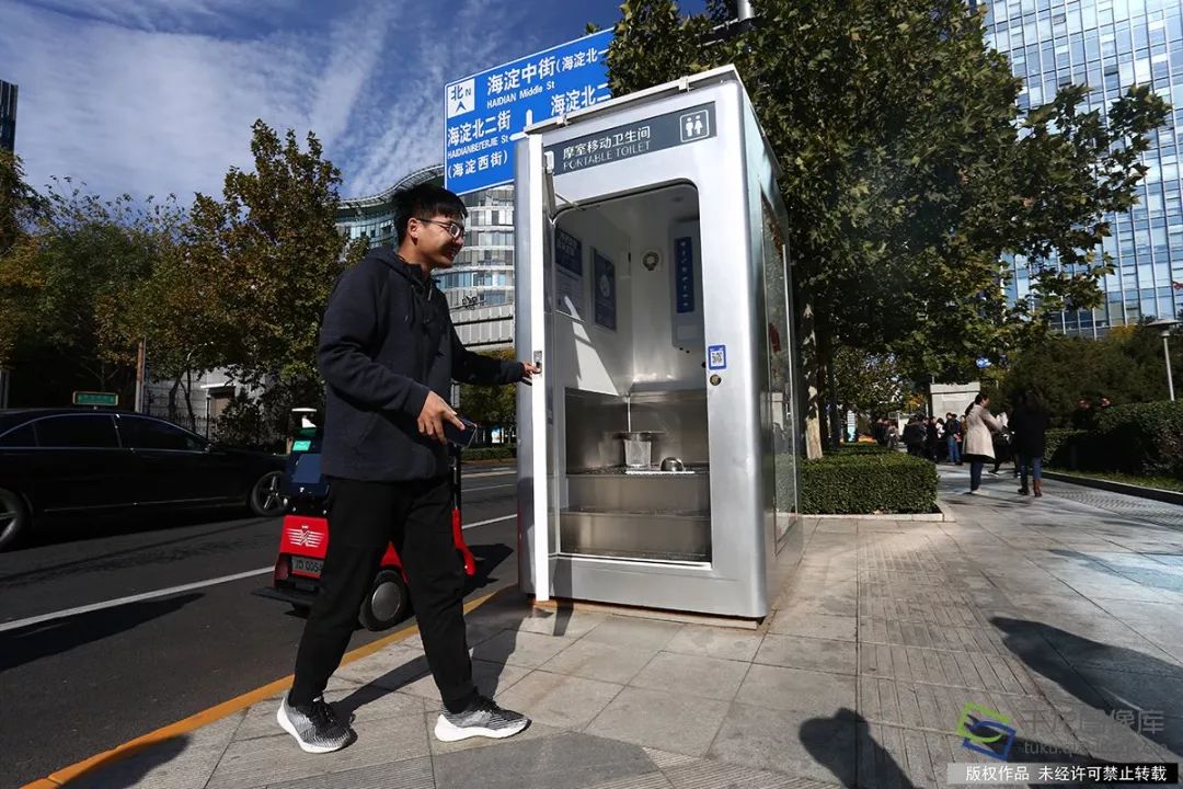 智能灯杆移动卫生间智慧城市家具这是你未来的智慧出行场景