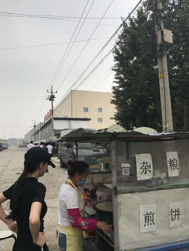 Angelababy拍戲期間愛上煎餅果子，素顏出門買早餐纖細腰肢搶鏡 娛樂 第6張