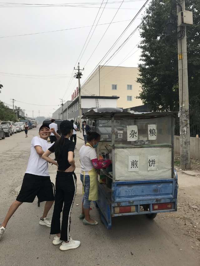 Angelababy拍戲期間愛上煎餅果子，素顏出門買早餐纖細腰肢搶鏡 娛樂 第2張