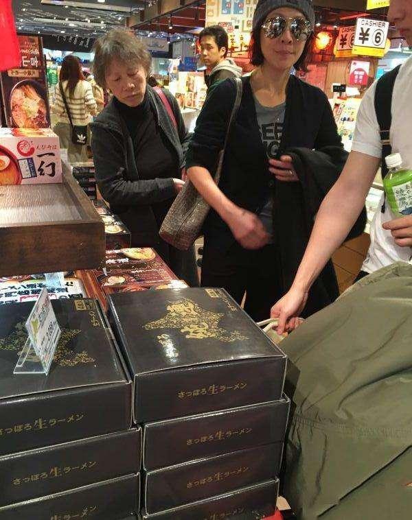 梁朝偉與劉嘉玲逛超市，網友：真人與圖片還是有著差距的！ 娛樂 第3張