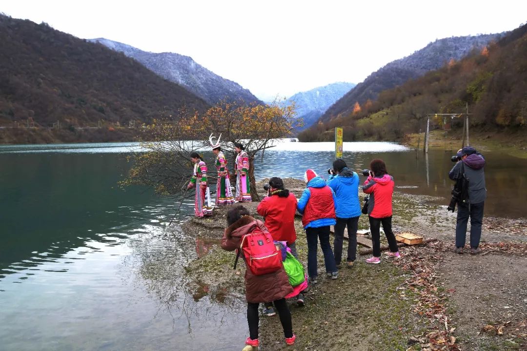 绵阳市女摄影家协会组织会员赴平武扒昔加白马藏寨采风