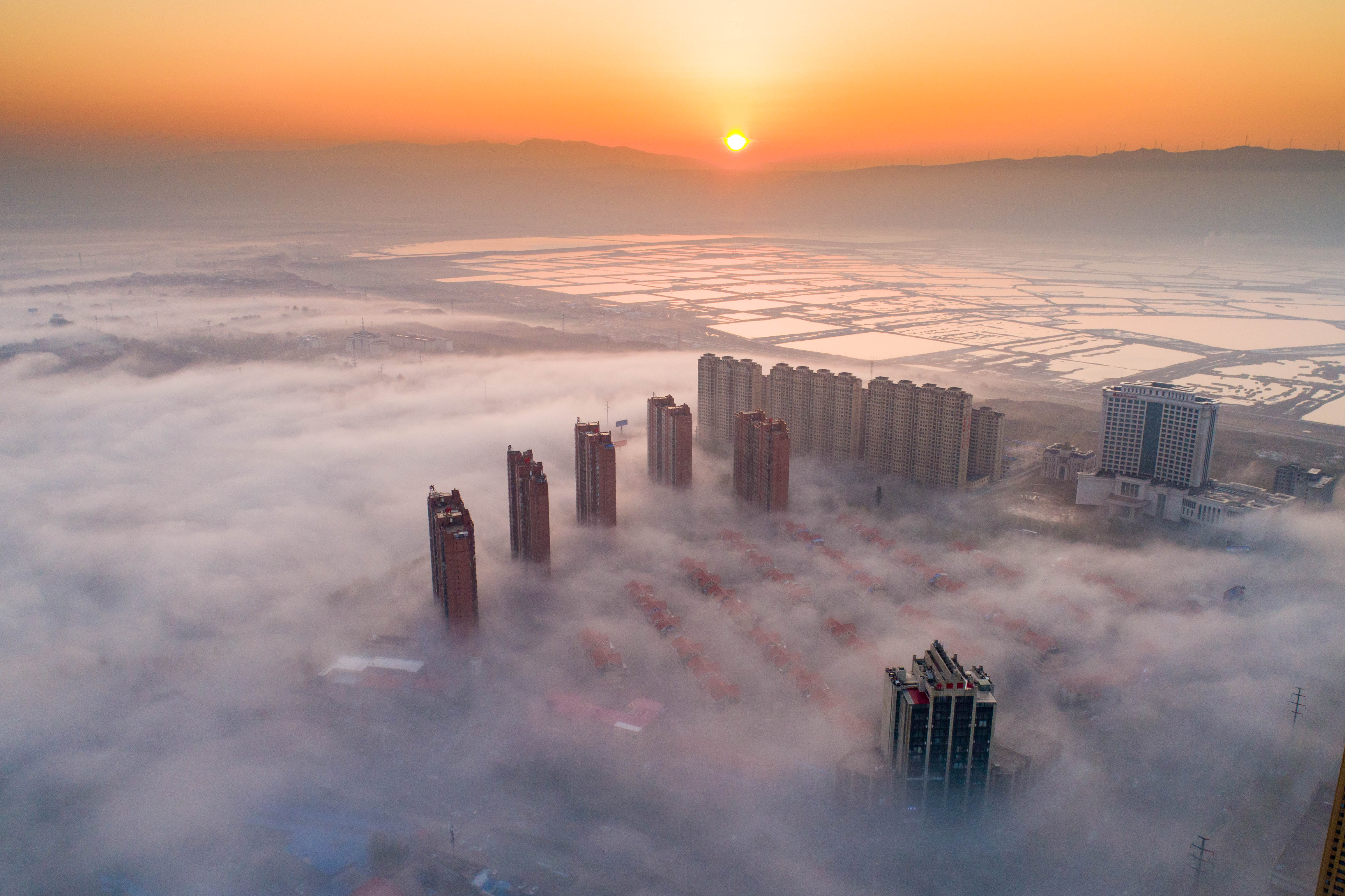 运城市区出现平流雾美景,整座城市在雾中若隐若现,犹如仙境