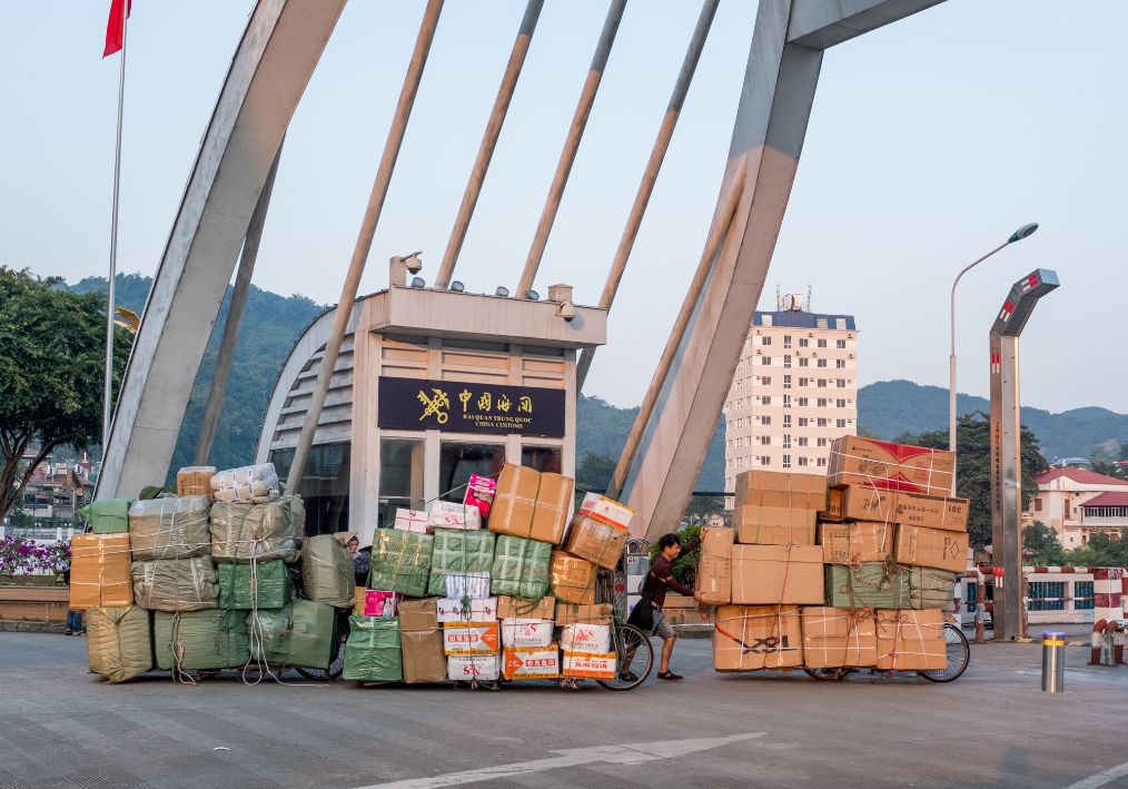 實拍越南人推改裝自行車來中國拉貨，一輛自行車一次能拉一噸多 旅行 第12張