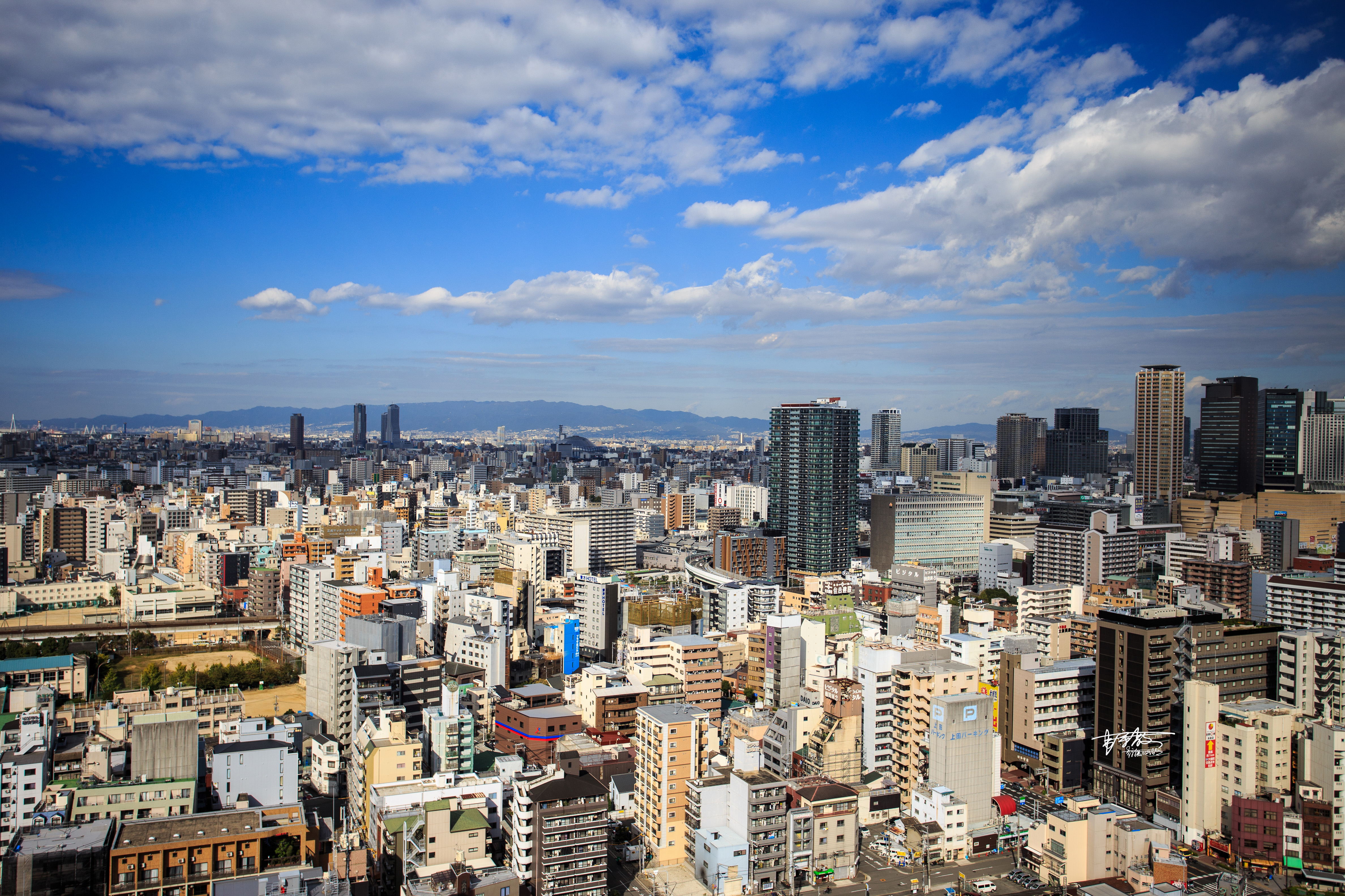 从展望台可以眺望到脚下的新世界和天王寺公园,大阪市的景色.