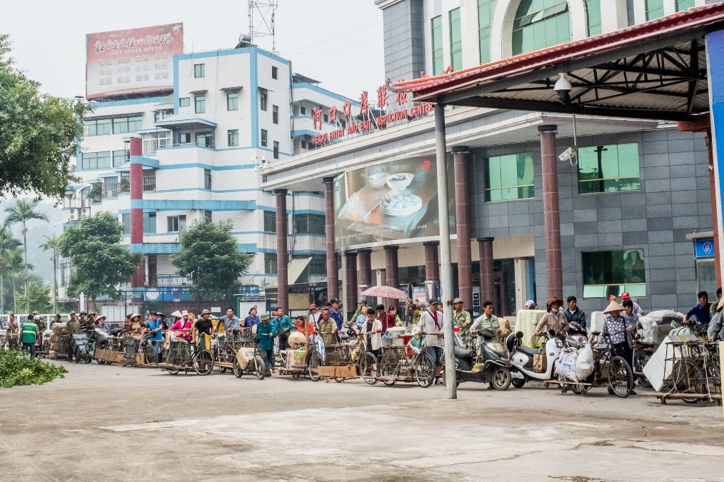 實拍越南人推改裝自行車來中國拉貨，一輛自行車一次能拉一噸多 旅行 第2張