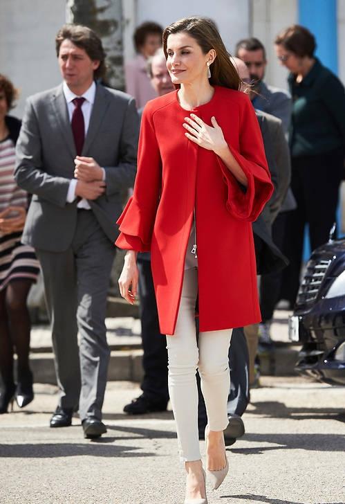 西班牙王后又穿这件平价红色大衣,这次只是搭