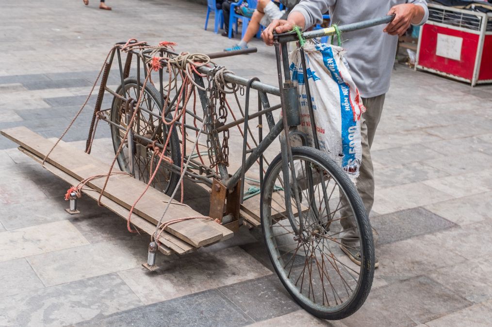 實拍越南人推改裝自行車來中國拉貨，一輛自行車一次能拉一噸多 旅行 第3張