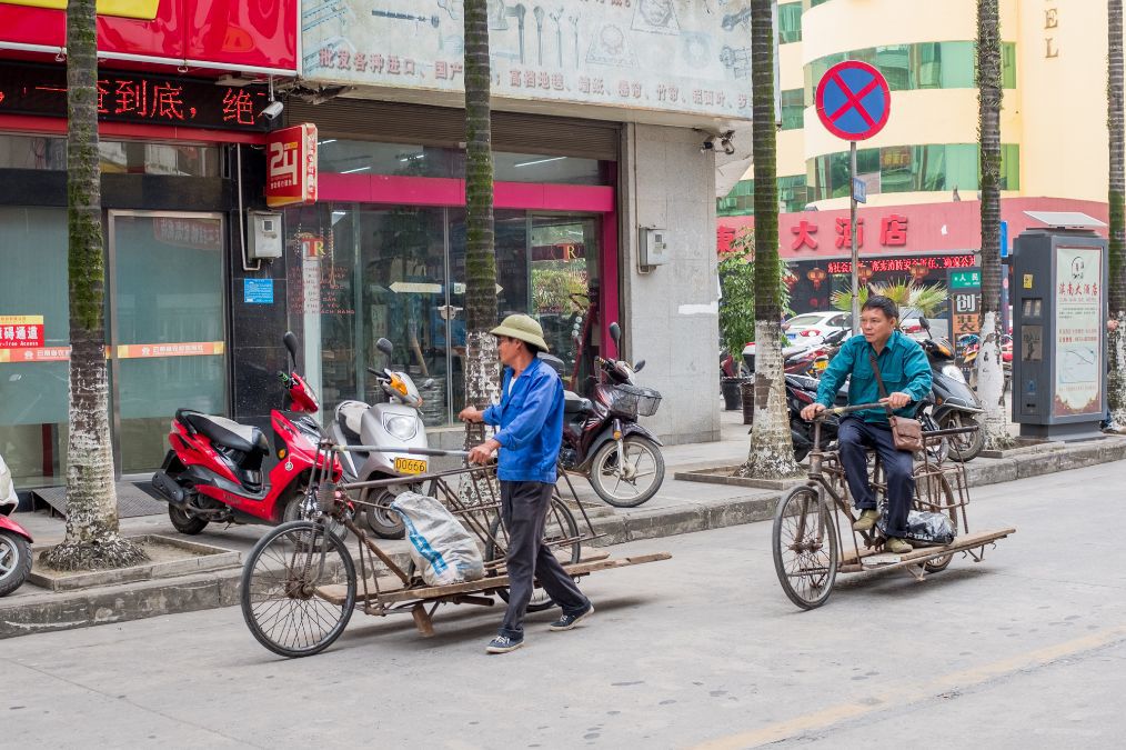 實拍越南人推改裝自行車來中國拉貨，一輛自行車一次能拉一噸多 旅行 第4張