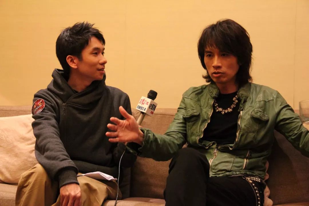 珠江经济台记者,主持人程朗(左)采访全球最受欢迎的粤语脱口秀艺人