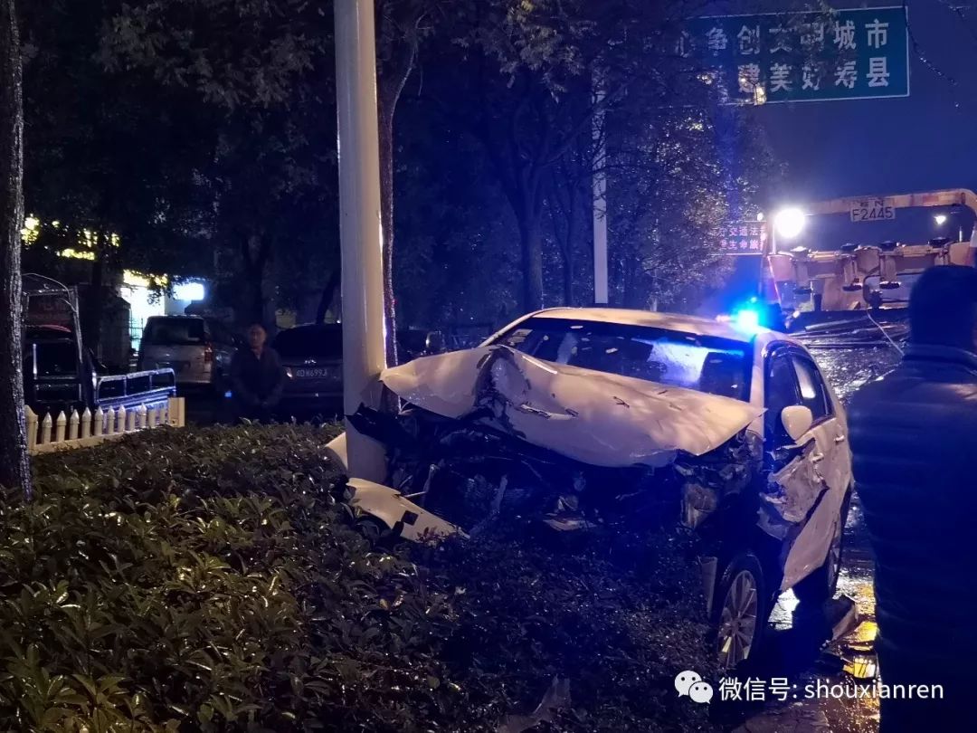 下雨天车开飞快,淮南这里发生四车连环相撞的交通事故,都快撞报废了!