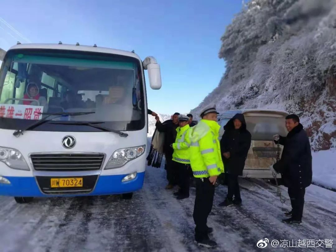 守护我们的安全他们冒着风雪但是还是有这么一群人在坚守虽然越西大雪