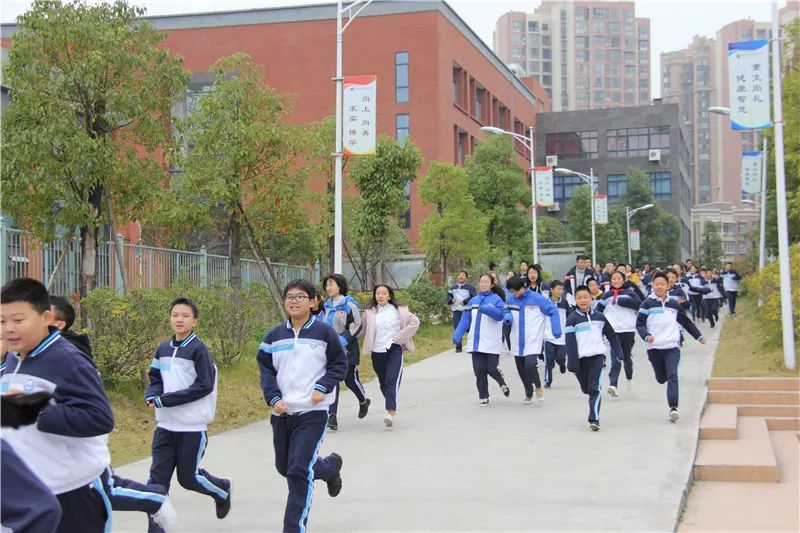 绷紧安全琴弦 营造和谐校园 ——广元市川师大万达中学举行火灾应急