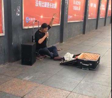 "面筋哥"昔日街头唱歌视频流出,孤独寂寞冷,和现在判若两人