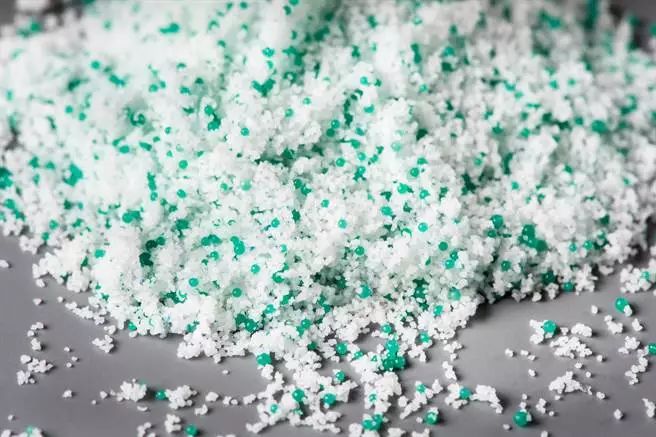 微粒,并且塑料类型多达9种,平均每10克粪便中就含有约20个微塑料颗粒
