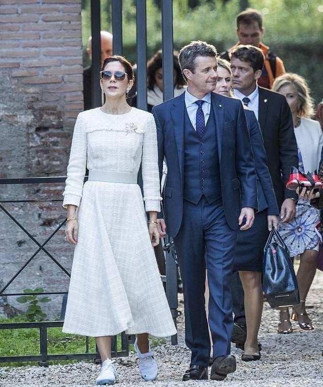 丹麥王儲妃瑪麗太接地氣了，一身白色禮服裙卻配雙運動鞋，太實用 時尚 第6張