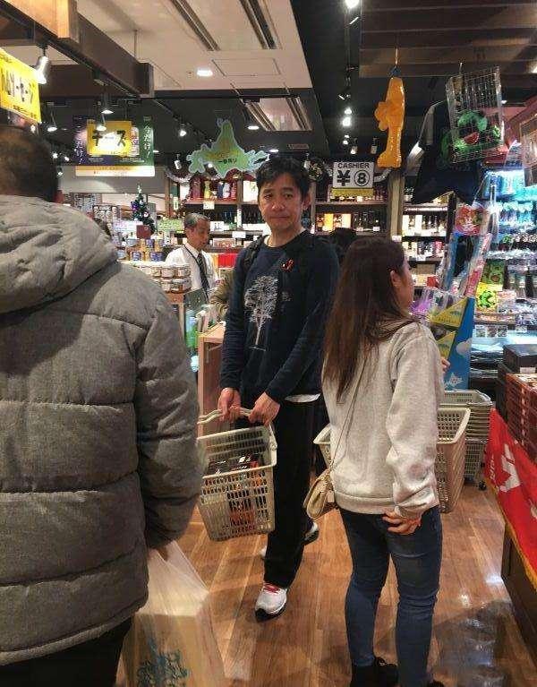 梁朝偉與劉嘉玲逛超市，網友：真人與圖片還是有著差距的！ 娛樂 第1張
