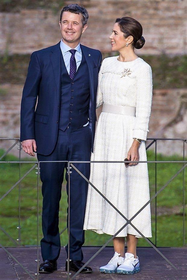 丹麥王儲妃瑪麗太接地氣了，一身白色禮服裙卻配雙運動鞋，太實用 時尚 第5張