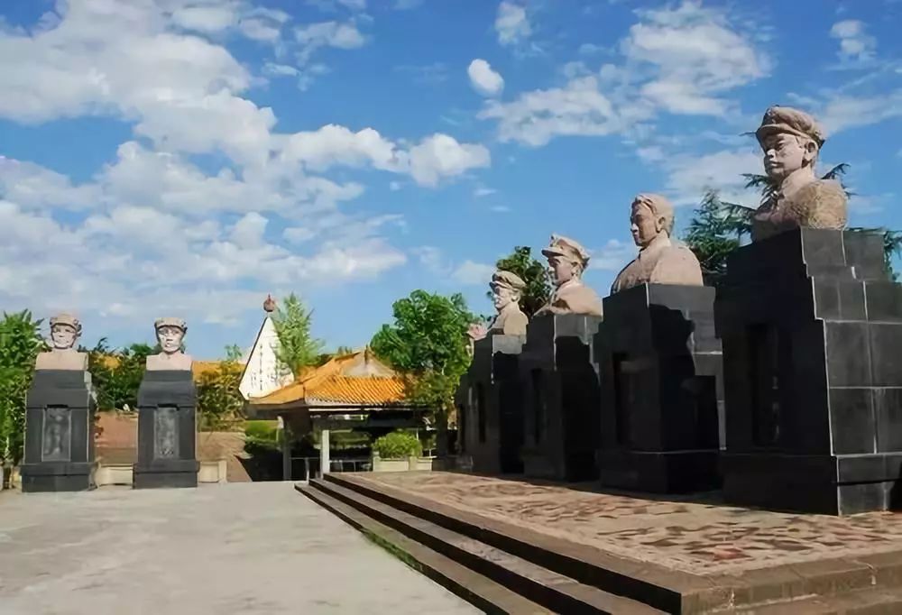 在南龛山景区,有川陕苏区将帅碑林,是中国最大的红军碑林.