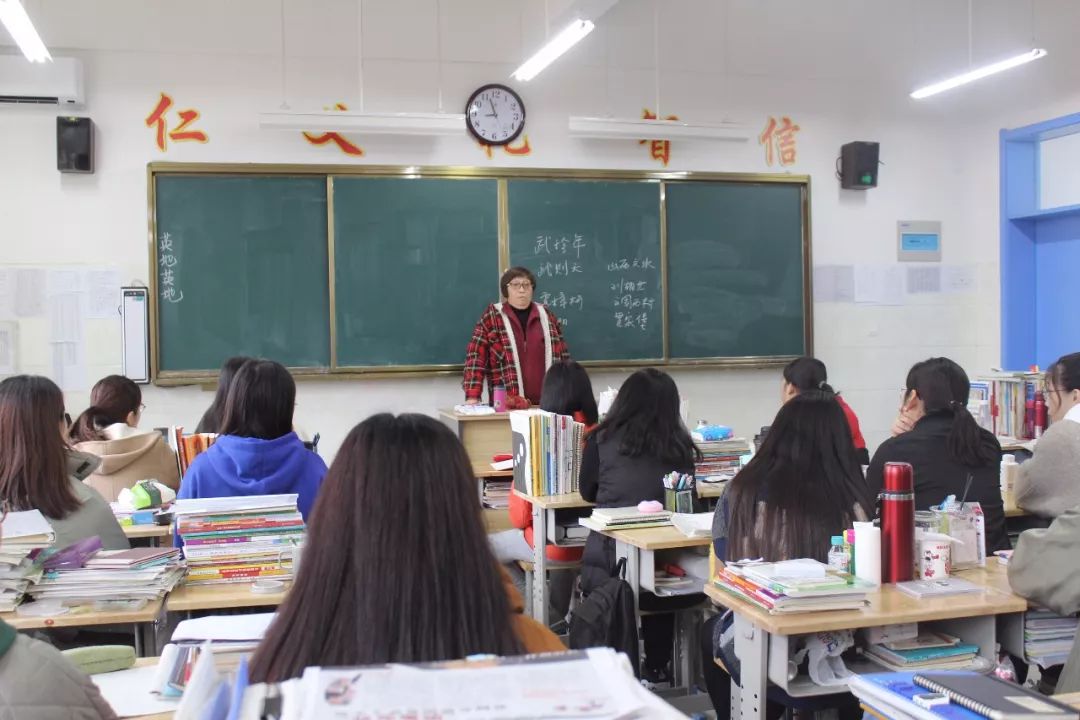 诸城一中慈海学校复读部邀请知名大学教授到校为艺术学生讲学