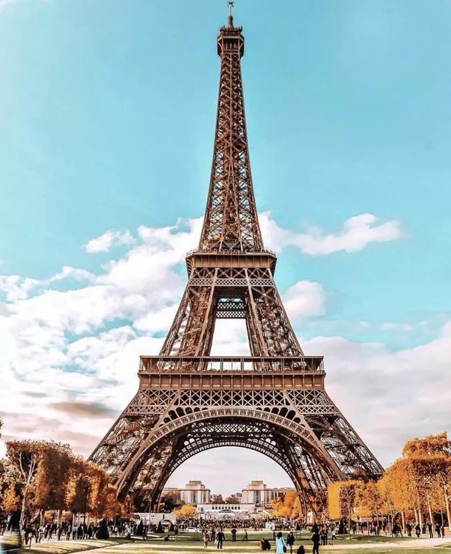 法国最著名的地标建筑-埃菲尔铁塔