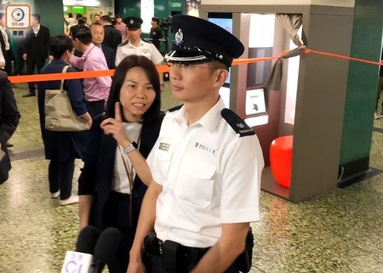 真人陀枪师姐制服持刀男成香港首位开枪女警含视频