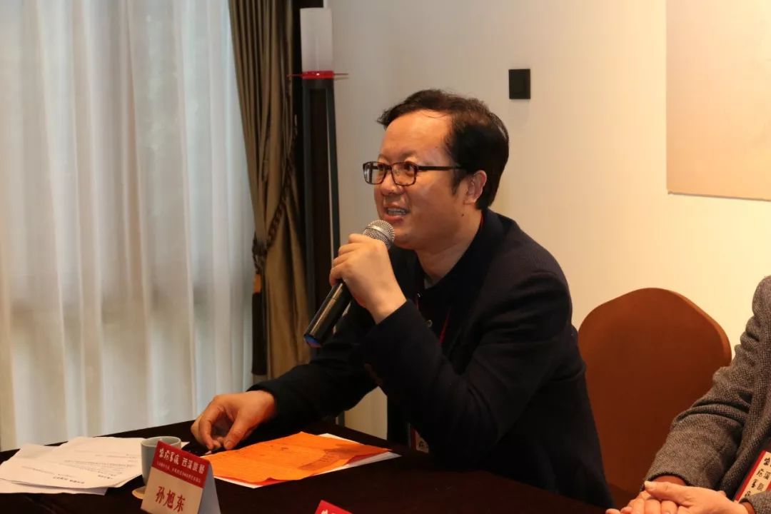 嘉宾合影参加论坛开幕式的嘉宾有:中国美术学院纪委书记孙旭东,原