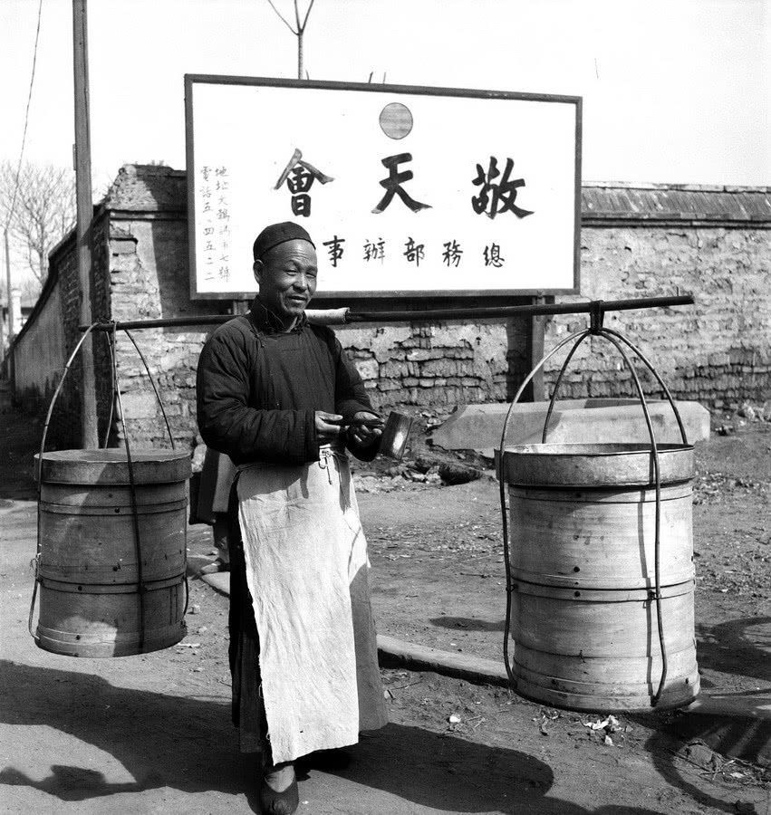 外国摄影师镜头里的老北京:挑担叫卖的小贩生活艰辛