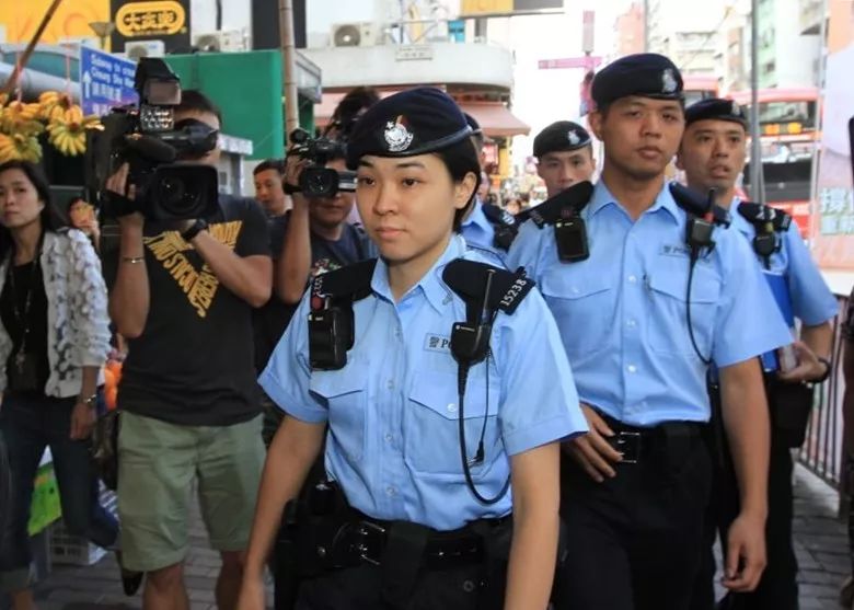 真人陀枪师姐 制服持刀男 成香港首位开枪女警 (含视频)