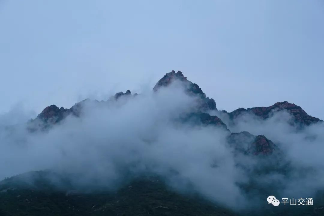 白云缭绕如仙境,平山现云海绕青山美景