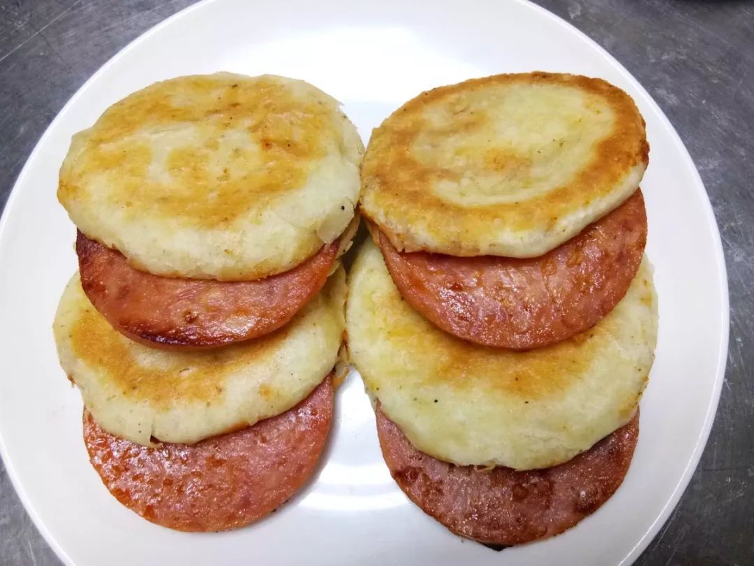 猪手卷肉笼烧饼夹肠04各具风味的小吃饥饿疲惫之余,唆一口粉,吃一块