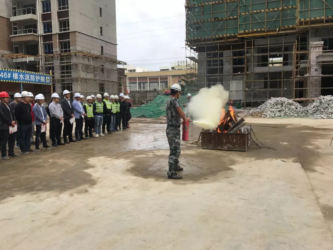 在工地及苑区楼栋模拟火灾情景,邀请项目员工,建设单位及业主参与演练