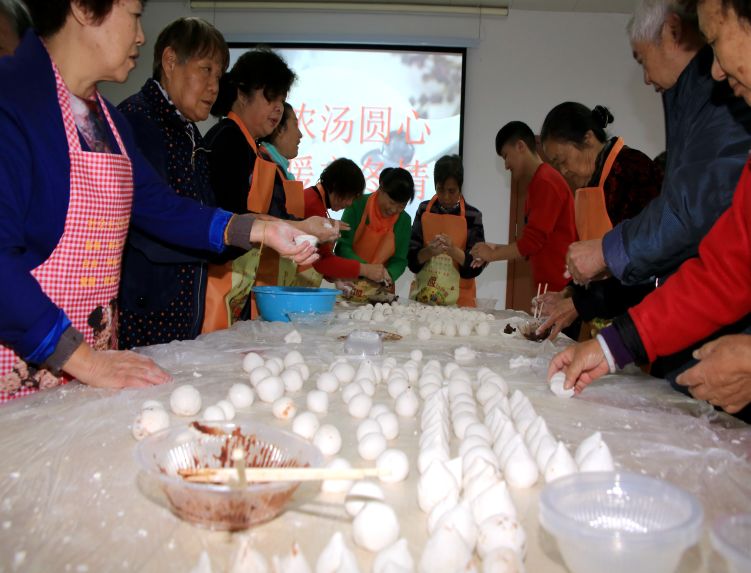 社区动态包汤圆送冬被暖暖立冬情