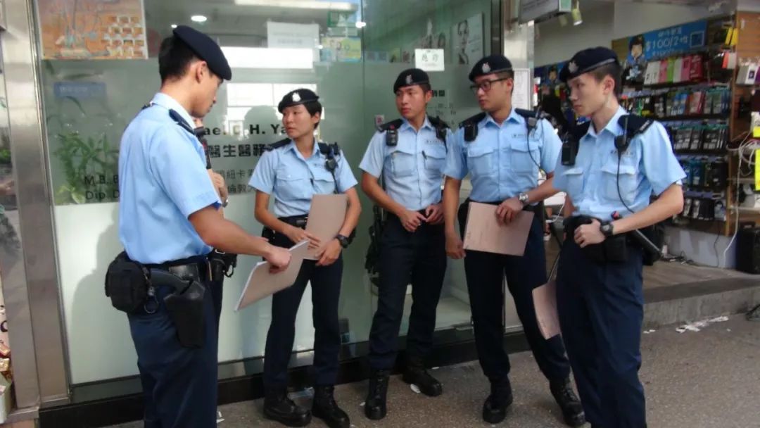 真人陀枪师姐 制服持刀男 成香港首位开枪女警 (含视频)