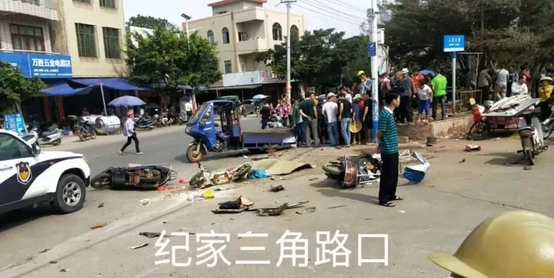 雷州某三角路发生车祸挖土机撞多辆电车现场相当恐怖